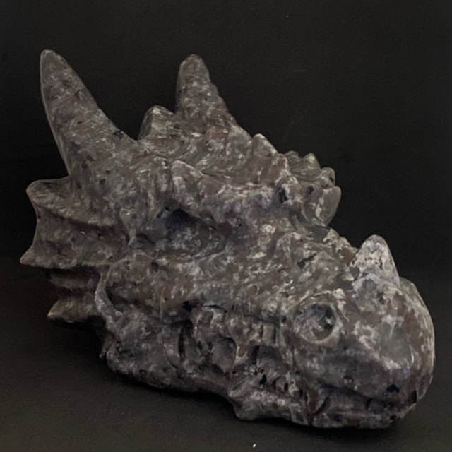 Tête Dragon Yooperlite vue de profil en lumière naturelle, pierre grise sculptée