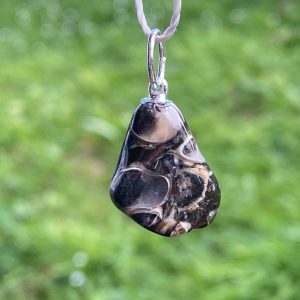Pendentif artisanal en agate turitelle brune avec inclusions de coquillages fossilisés, monture en argent.