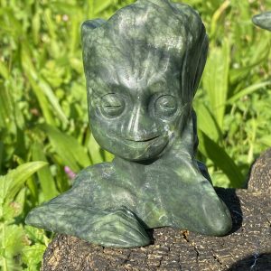 Sculpture de Groot (Marvel) en jade vert poli, détails de l'écorce et des yeux, pierre naturelle de lithothérapie.