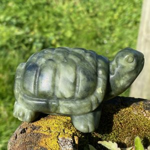 Figurine de tortue en jade vert véritable, montrant la texture polie de la pierre, les détails de la carapace et de la tête.