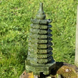 Sculpture de pagode traditionnelle à 9 étages en jade vert naturel, posée.