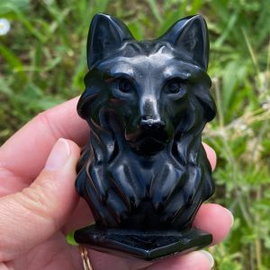 Buste de loup en obsidienne noire tenu à la main, figurine de protection en pierre volcanique