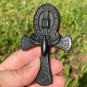 Croix égyptienne en obsidienne dorée.