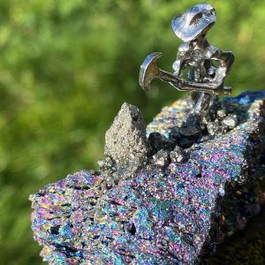 Photo de mineur sur une pierre Carborandite irisée avec paillettes de pyrite