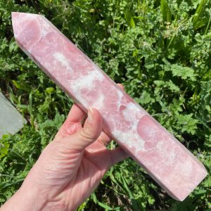 Grande tour polie en opale rose naturelle des Andes, forme obélisque hexagonal, couleur rose pastel unie.