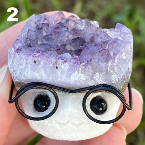 Figurine artisanale Professeur Améthyste en géode de cristal naturel avec lunettes, objet de décoration lithothérapie et bien-être.