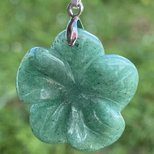 Pendentif en pierre naturelle d'aventurine verte taillé en forme de fleur