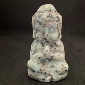 Petit bouddha sculpté en jaspe kiwi (jaspe sésame), vu de face.
