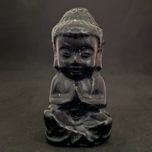 Petit bouddha en obsidienne noire, de face, en position de méditation