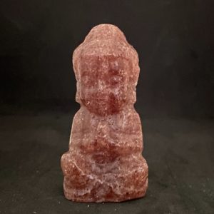 Petit bouddha en quartz fraise, vue de face, statuette de collection en pierre naturelle rose.